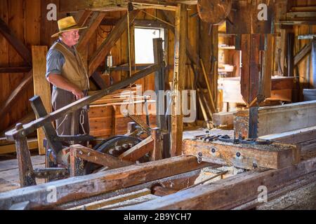 Morrisburg, Canada 17 ottobre 2019: Museo un patrimonio all'aperto in Ontario, vecchia segheria nel laboratorio di lavorazione del legno Foto Stock