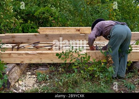 Morrisburg, Canada 17 ottobre 2019: Ontario Open Air Heritage Museum, falegname woodworker, stile di vita storico tradizionale in Canada Foto Stock