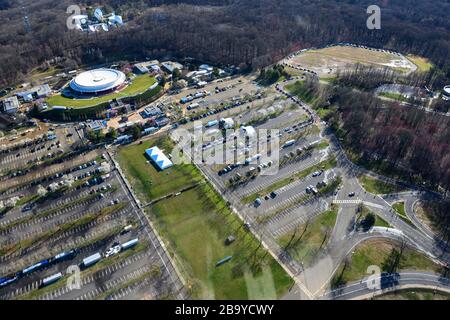 Holmdel, Stati Uniti. 25 Marzo 2020. Una vista aerea del COVID-19 Community-based Testing Site presso il PNC Bank Arts Center di Holmdel, N.J., come visto da un elicottero New Jersey National Guard UH-72 Lakota, 24 marzo 2020. Il sito di test, istituito in collaborazione con la Federal Emergency Management Agency, è composto dal Dipartimento della Salute del New Jersey, dalla polizia di Stato del New Jersey e dalla Guardia Nazionale del New Jersey. Foto di SPC. Michael Schwenk/Stati Uniti Guardia Nazionale militare/credito UPI: UPI/Alamy Live News Foto Stock