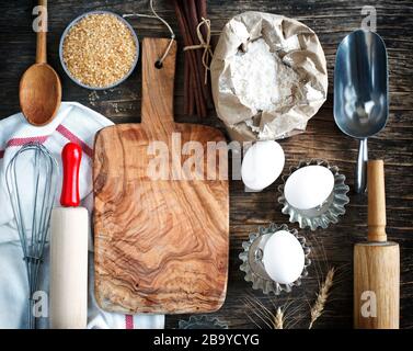 Utensili da cucina vintage, oggetti e ingredienti su un rustico tavolo in legno. Concetto di cottura. Foto Stock