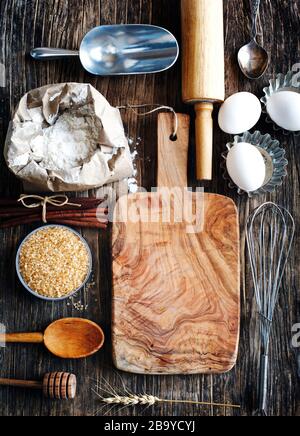 Utensili da cucina vintage, oggetti e ingredienti su un rustico tavolo in legno. Concetto di cottura. Foto Stock