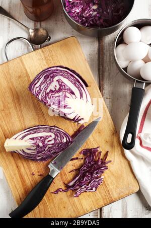 Uova di decorazione fatta in casa modo naturale. Colorare naturalmente le uova di Pasqua con il cavolo rosso Foto Stock