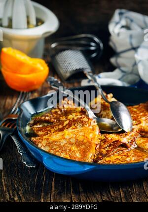 Crepes tradizionale con sciroppo d'acero Foto Stock