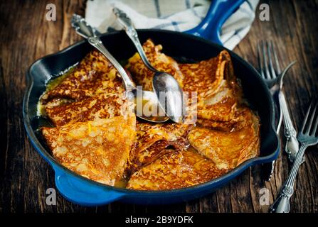 Crepes tradizionale con sciroppo d'acero Foto Stock