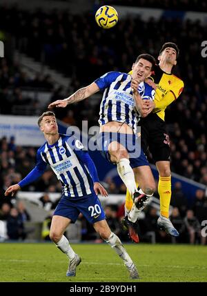 Ignacio Pussetto di Watford in azione con Lewis Dunk e Solly March di Brighton e Hove Albion - Brighton & Hove Albion v Watford, Premier League, Amex Stadium, Brighton, UK - 8 febbraio 2020 solo per uso editoriale - si applicano restrizioni DataCo Foto Stock