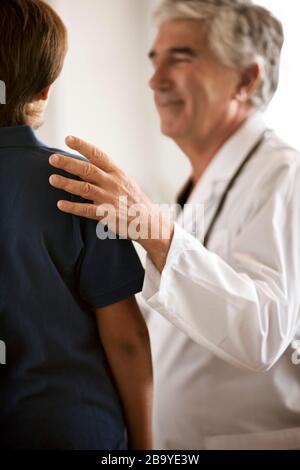 Ragazzo giovane ottenendo un checkup presso l'ufficio del medico. Foto Stock