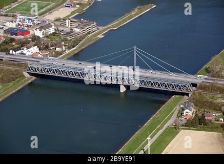 Karlsruhe, Germania. 24 Marzo 2020. Veduta aerea, presa da un aereo, del ponte sul Reno Karlsruhe. Credit: Uli Deck/dpa/Alamy Live News Foto Stock