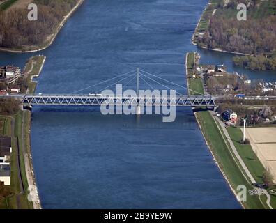 Karlsruhe, Germania. 24 Marzo 2020. Veduta aerea, presa da un aereo, del ponte sul Reno Karlsruhe. Credit: Uli Deck/dpa/Alamy Live News Foto Stock