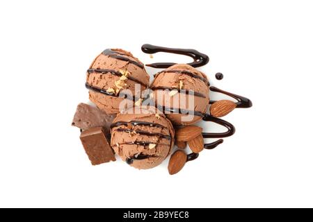 Palle di gelato, cioccolato e mandorla isolati su sfondo bianco Foto Stock