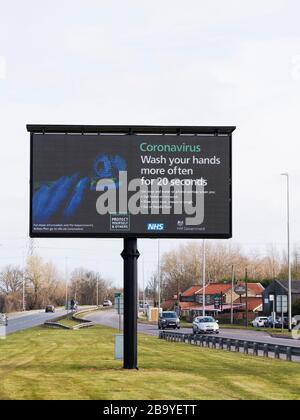 Gateshead, South Tyneside, Regno Unito. Cartello stradale che ricorda ai cittadini britannici di lavarsi a mano. 22 marzo 2020 Foto Stock