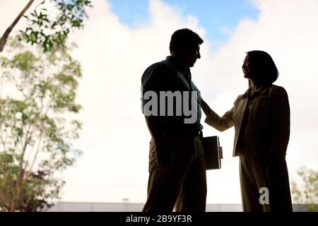 Due colleghi di lavoro a discutere di lavoro. Foto Stock