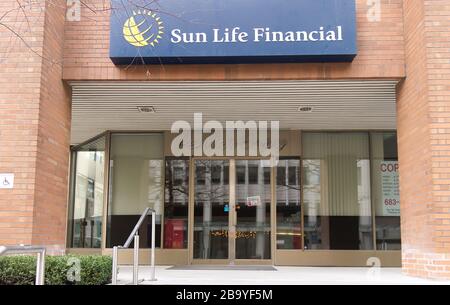 Vancouver, Canada - 29 febbraio 2020: Ingresso all'ufficio finanziario di Sun Life nel centro di Vancouver Foto Stock