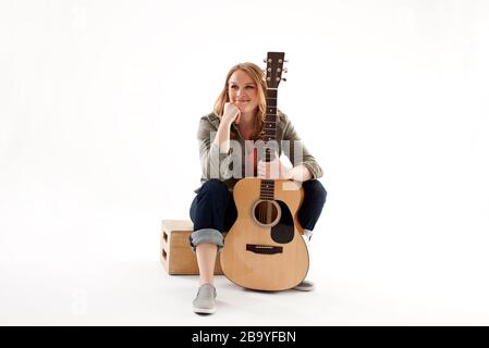 Ritratto di donna con chitarra acustica. Foto Stock