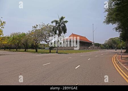 Colombo, provincia occidentale, Sri Lanka. 25 Marzo 2020. Una visione di Piazza dell'Indipendenza è vista dopo che le autorità hanno annunciato un coprifuoco in un paese come misura preventiva contro la diffusione del romanzo Coronavirus COVID-19, a Colombo il 25 marzo 2020. Credit: Pradeep Dambarage/ZUMA Wire/Alamy Live News Foto Stock