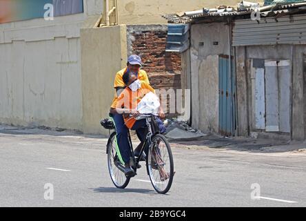 Colombo, provincia occidentale, Sri Lanka. 25 Marzo 2020. Il pulitore di strada guida una bicicletta su una strada vuota dopo che le autorità hanno annunciato un coprifuoco nel paese come misura preventiva contro la diffusione del romanzo Coronavirus COVID-19, nella capitale Colombo 25 marzo 2020. Credit: Pradeep Dambarage/ZUMA Wire/Alamy Live News Foto Stock