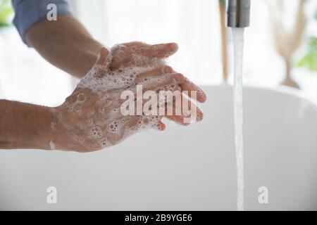 Persona lavarsi le mani proteggendo da focolaio di virus corona Foto Stock