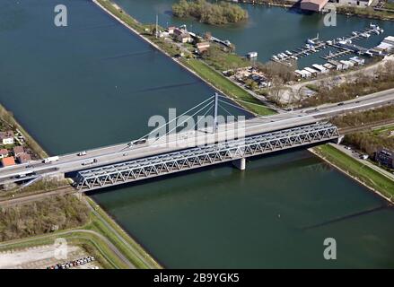 Karlsruhe, Germania. 24 Marzo 2020. Veduta aerea, presa da un aereo, del ponte sul Reno Karlsruhe. Credit: Uli Deck/dpa/Alamy Live News Foto Stock