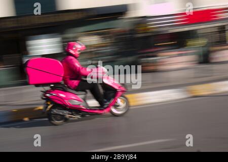 corriere guida la moto veloce per treno ordine in tempo Foto Stock