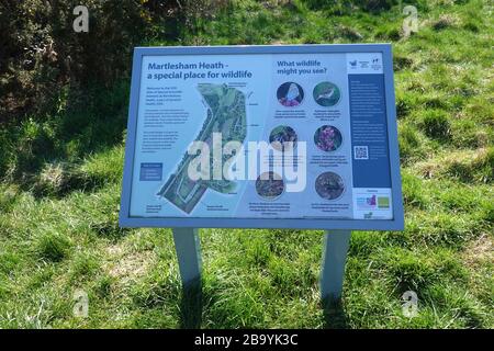 Martlesham Heath, Suffolk - 25 marzo 2020: Bacheca informativa ai margini della brughiera. Foto Stock