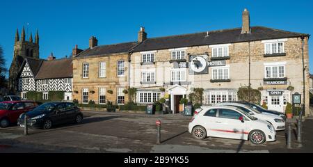 Lo storico Black Swan Hotel si trova accanto al mercato di Helmsley, nello Yorkshire settentrionale Foto Stock