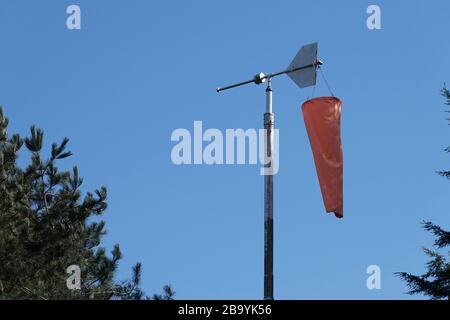 Martlesham Heath, Suffolk - 25 marzo 2020: Calzino da vento dove c'era una stazione RAF e una pista. Foto Stock