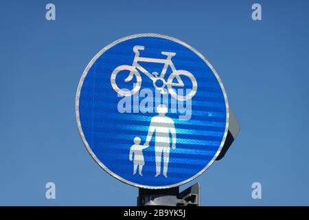 Martlesham Heath, Suffolk - 25 marzo 2020: Segno blu riflettente per sentiero e pista ciclabile. Camminare o andare in bicicletta per l'esercizio fisico nel blocco del coronavirus. Foto Stock