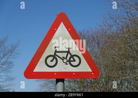 Martlesham Heath, Suffolk - 25 marzo 2020: Attenzione ciclisti pericolo vicino ad una scuola. Foto Stock