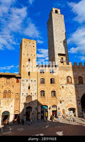 Torri in Piazza della Cisterna, San Gimignano,Toscana,Italia, Europa Foto Stock