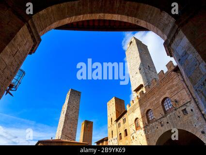 Torri in Piazza della Cisterna, San Gimignano,Toscana,Italia, Europa Foto Stock