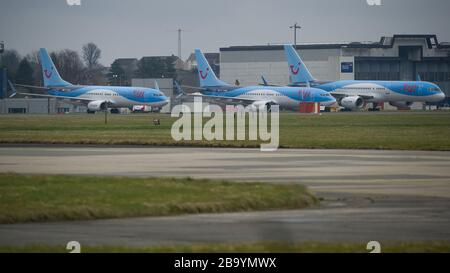 Glasgow, Regno Unito. 25 Marzo 2020. Nella foto: TUI Airlines è tranquilla sul asfalto dell'aeroporto internazionale di Glasgow. Gli aerei Jet Boeing 737-800MAX e Boeing 757-200 normalmente fermaneggerebbero passeggeri verso il Mediterraneo e le Isole Canarie, tuttavia a causa della Pandemia di Coronavirus tutte le operazioni sono cessate. Credit: Colin Fisher/Alamy Live News Foto Stock