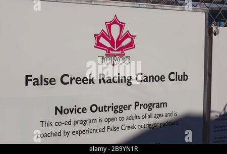 Vancouver, Canada - 29 febbraio 2020: Vista del segno sulla recinzione False Creek Racing Canoe Club Foto Stock