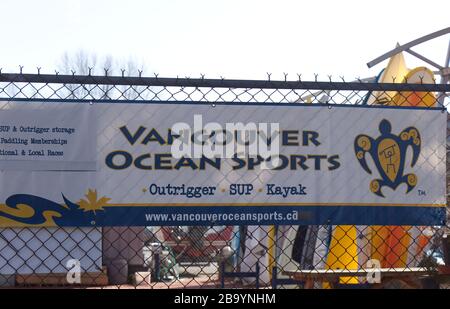 Vancouver, Canada - 29 febbraio 2020: Vista del cartello sulla recinzione Vancouver Ocean Sports Club Foto Stock