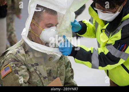 Un soldato dell'esercito degli Stati Uniti ha un test di idoneità del respiratore durante l'addestramento di sanitization per contenere lo scoppio del COVID-19 a Camp Carroll 24 marzo 2020 a Waegwan, Corea del Sud. Foto Stock