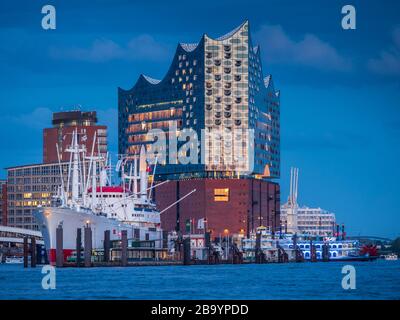 Elbphilharmonie Hamburg - Elbe Philharmonic Hall - Elbi - Hamburg Concert Hall - architetto Herzog & De Meuron - 2017. Nave storica MS Cap San Diego. Foto Stock