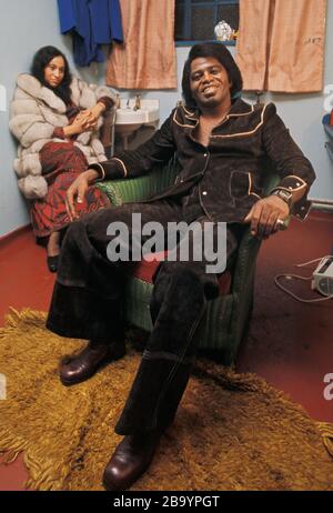 James Brown e la sua seconda moglie Dee Dee Jenkins nel suo spogliatoio Rainbow Theatre London 1973 Foto Stock