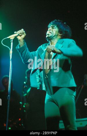 James Brown il Dio Padre di anima che si esibisce sul palco Rainbow Theatre London 1973 Foto Stock