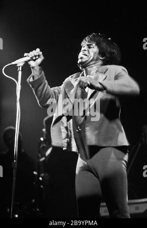 James Brown il Dio Padre di anima che si esibisce sul palco Rainbow Theatre London 1973 Foto Stock