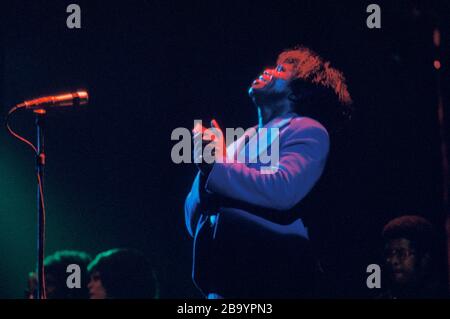 James Brown il Dio Padre di anima che si esibisce sul palco Rainbow Theatre London 1973 Foto Stock