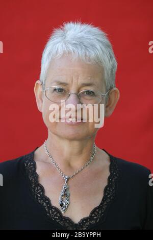 Jacqueline Wilson, autore di libri per bambini, all'Edinburgh International Book Festival, Edimburgo, Scozia, agosto 2003. Foto Stock