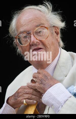 Sir John Mortimer, barrister inglese, drammatista, sceneggiatore e autore, al Festival Internazionale del Libro di Edimburgo, Scozia, agosto 2003. Foto Stock