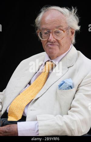 Sir John Mortimer, barrister inglese, drammatista, sceneggiatore e autore, al Festival Internazionale del Libro di Edimburgo, Scozia, agosto 2003. Foto Stock