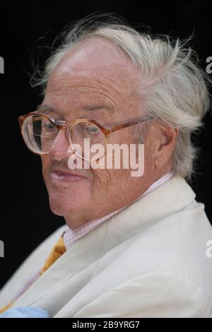 Sir John Mortimer, barrister inglese, drammatista, sceneggiatore e autore, al Festival Internazionale del Libro di Edimburgo, Scozia, agosto 2003. Foto Stock