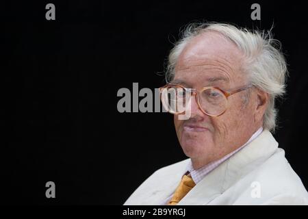 Sir John Mortimer, barrister inglese, drammatista, sceneggiatore e autore, al Festival Internazionale del Libro di Edimburgo, Scozia, agosto 2003. Foto Stock