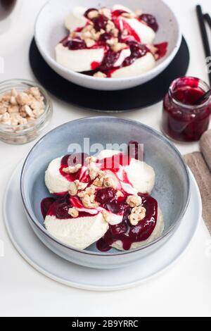 Pancake al formaggio casolare con salsa di ciliegia, panna acida e noci caramellate. Foto Stock