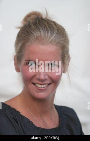 Alexandra Tolstoy, un avventuriero equino, emittente televisiva e donna d'affari, al Festival Internazionale del Libro di Edimburgo, Scozia, agosto 2003. Foto Stock