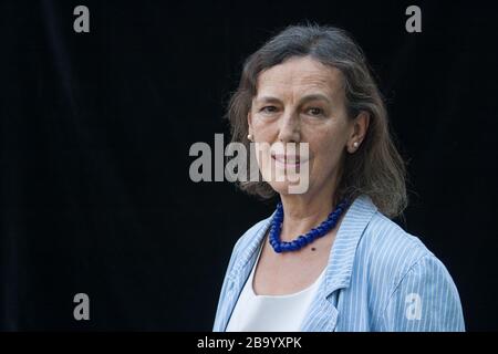 Claire Tomalin, biografo e giornalista inglese, al Festival Internazionale del Libro di Edimburgo, Scozia, agosto 2003. Foto Stock