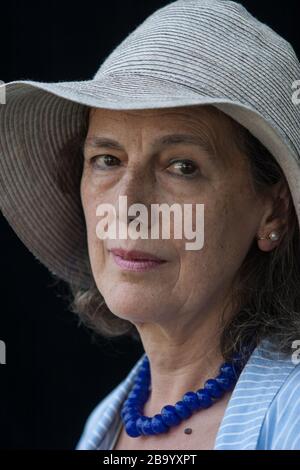 Claire Tomalin, biografo e giornalista inglese, al Festival Internazionale del Libro di Edimburgo, Scozia, agosto 2003. Foto Stock