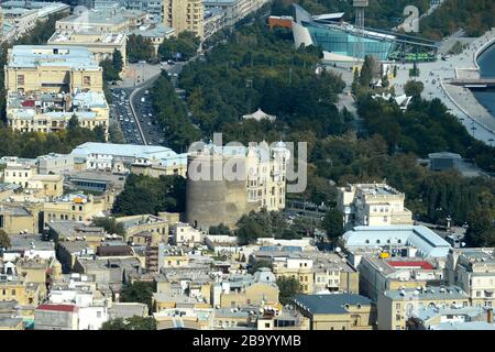 Veduta aerea di Baku, Azerbaigian nella regione del Caucaso. Baku centro storico con la Maiden Tower visibile nella città murata. Foto Stock
