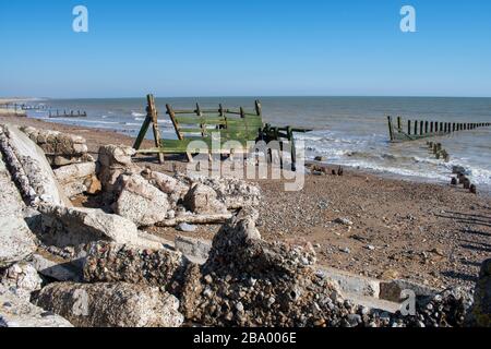 Crollo del muro di mare e difesa del mare danneggiata nelle tempeste invernali a Climping Beach in Inghilterra. Foto Stock