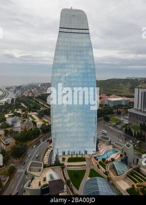 Flame Towers da un alto punto di vista dal Fairmont Hotel a Baku, Azerbaigian in una giornata torbida. Grattacielo nella regione del Caucaso. Foto Stock